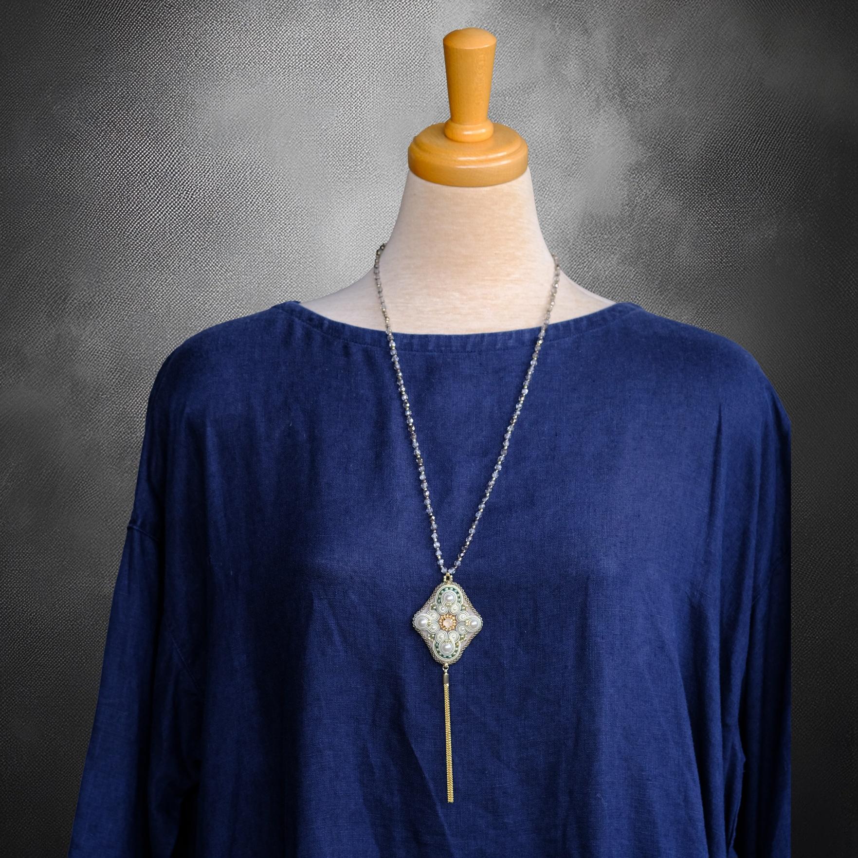 ソウタシエ　Yラインネックレス/白クリームグリーン/soutache1枚目の画像