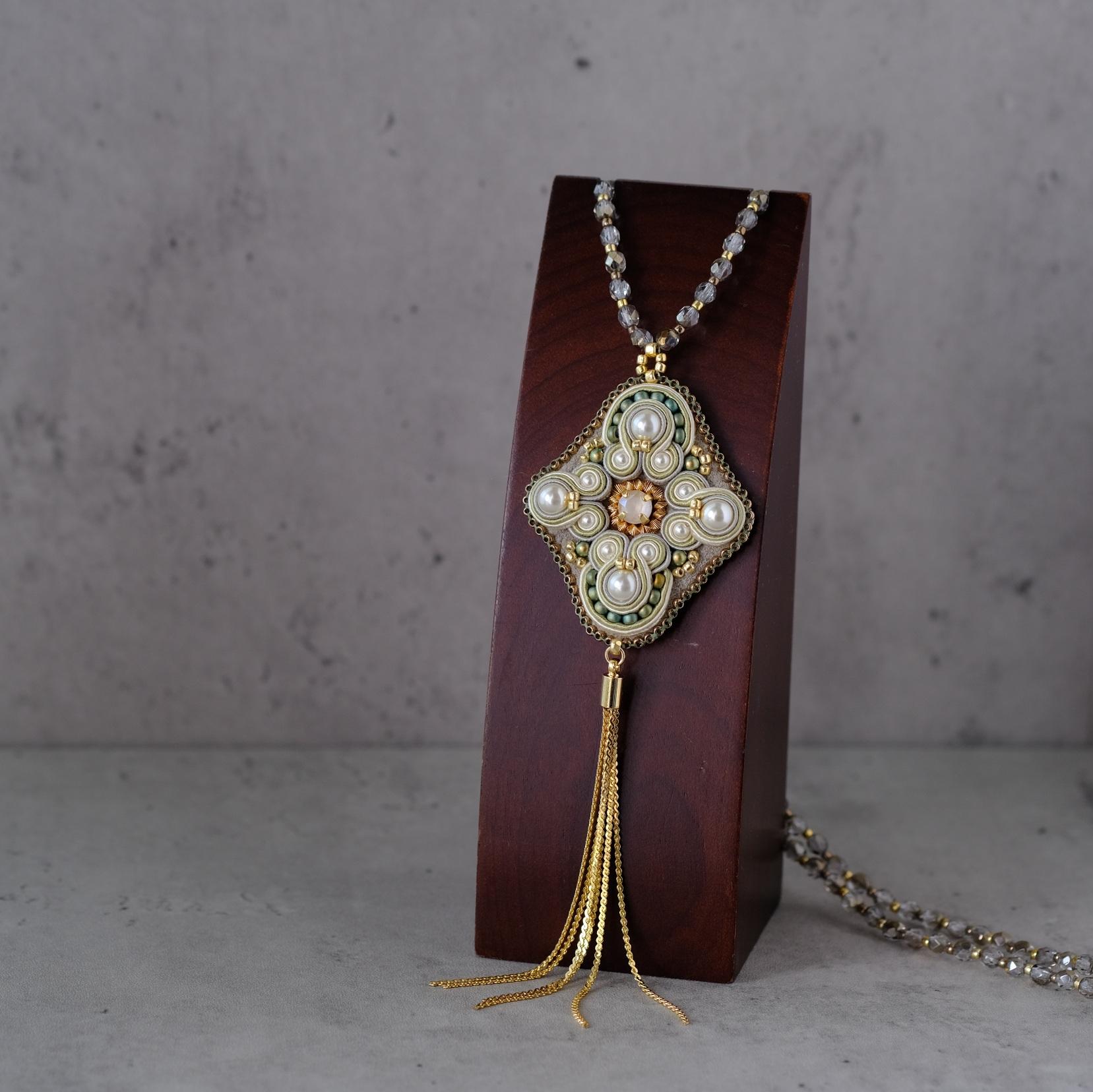 ソウタシエ　Yラインネックレス/白クリームグリーン/soutache | 2枚目