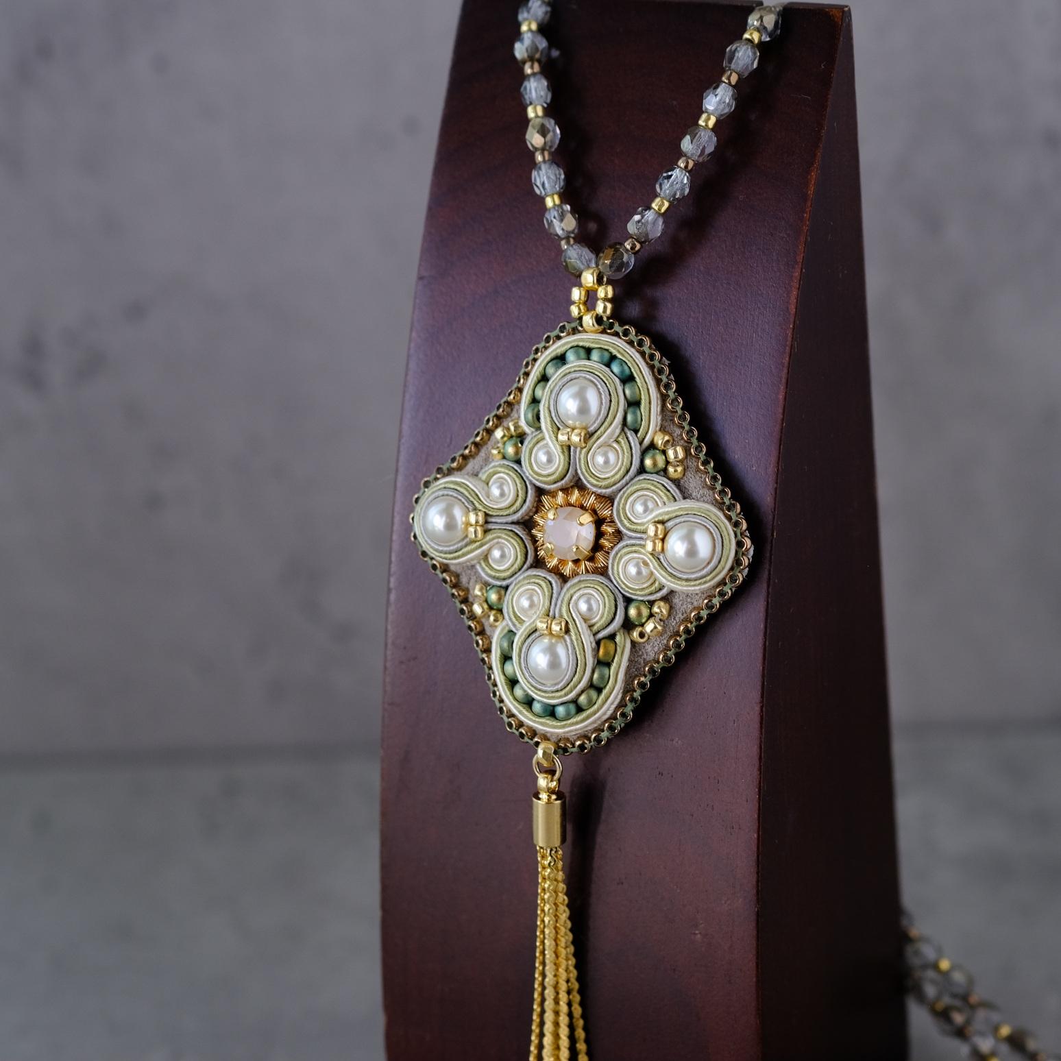 ソウタシエ　Yラインネックレス/白クリームグリーン/soutache | 3枚目