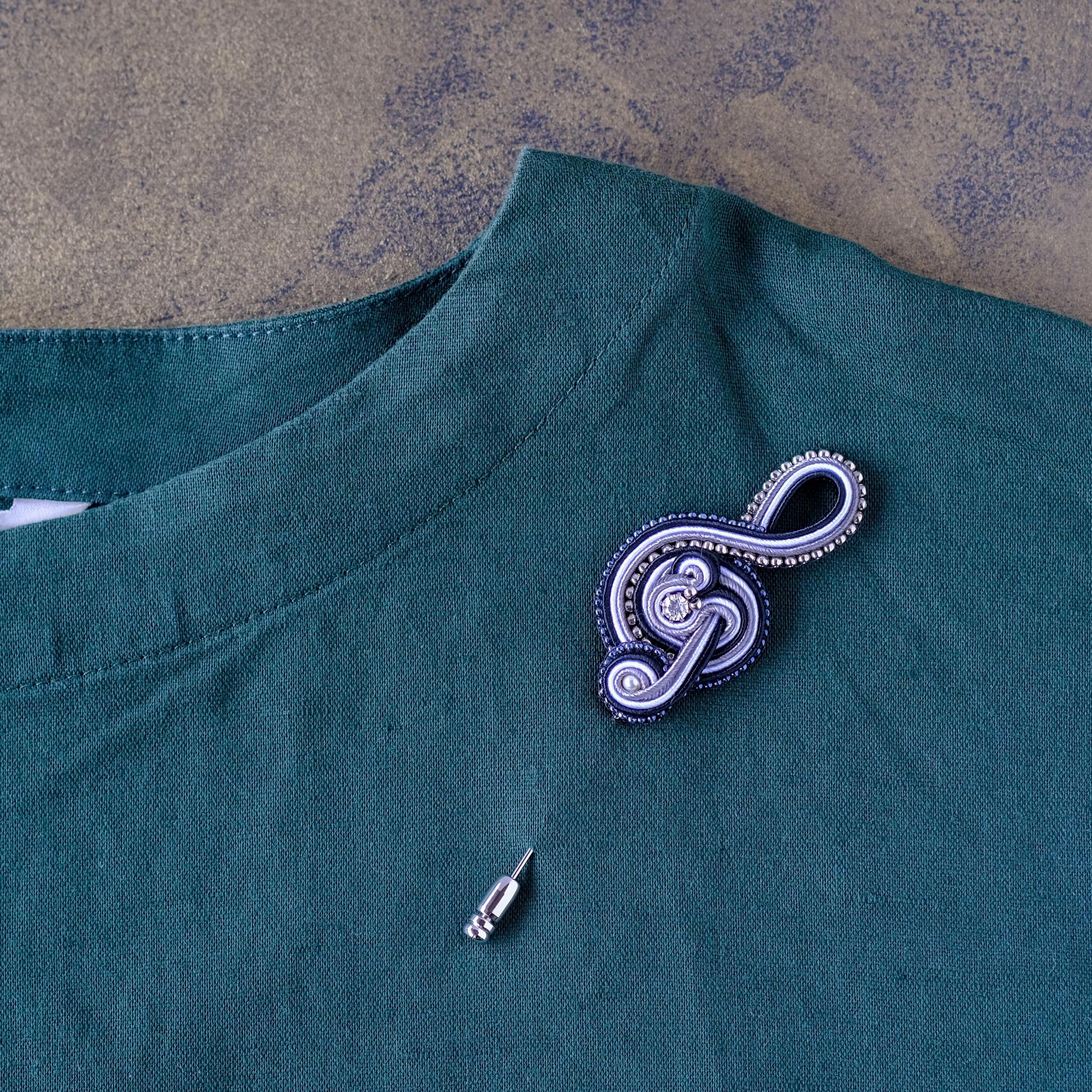 音をまとうハットピン「ト音の調べ」　ソウタシエ　ト音記号ブローチ | 1枚目