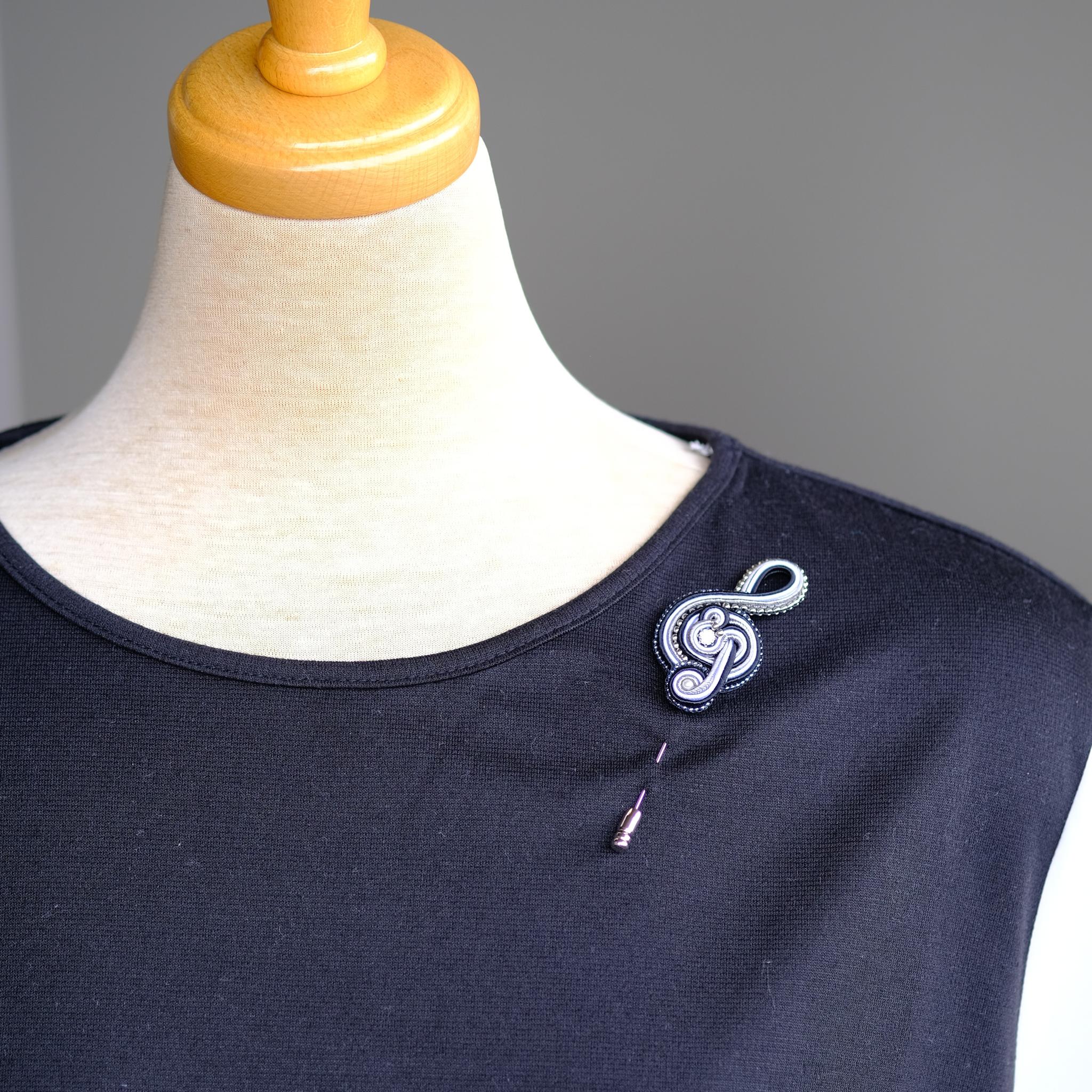 音をまとうハットピン「ト音の調べ」　ソウタシエ　ト音記号ブローチ | 2枚目