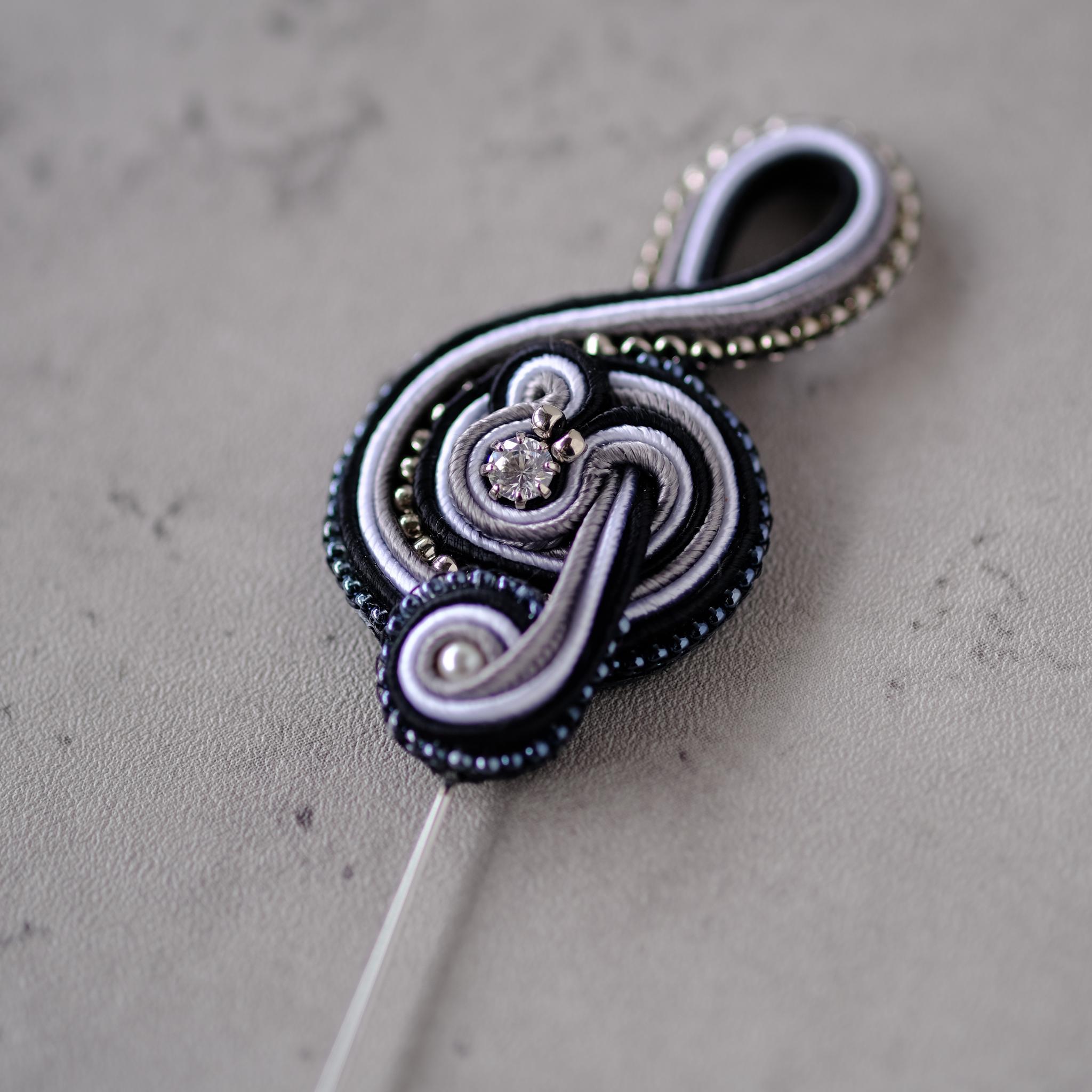 音をまとうハットピン「ト音の調べ」　ソウタシエ　ト音記号ブローチ | 6枚目