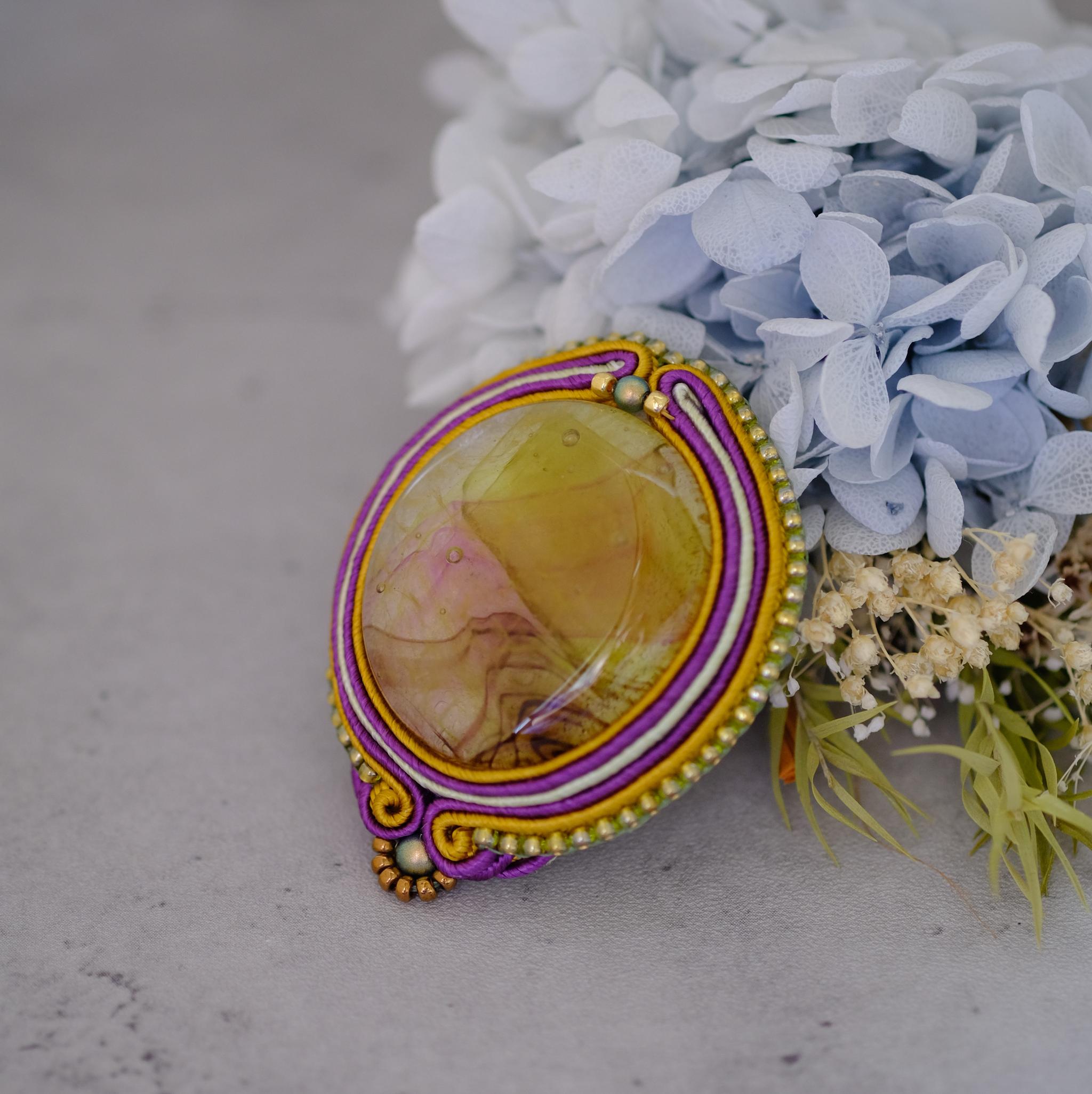 ルミエールブローチ　1点もの　ソウタシエ刺繍/ハンドメイドガラス