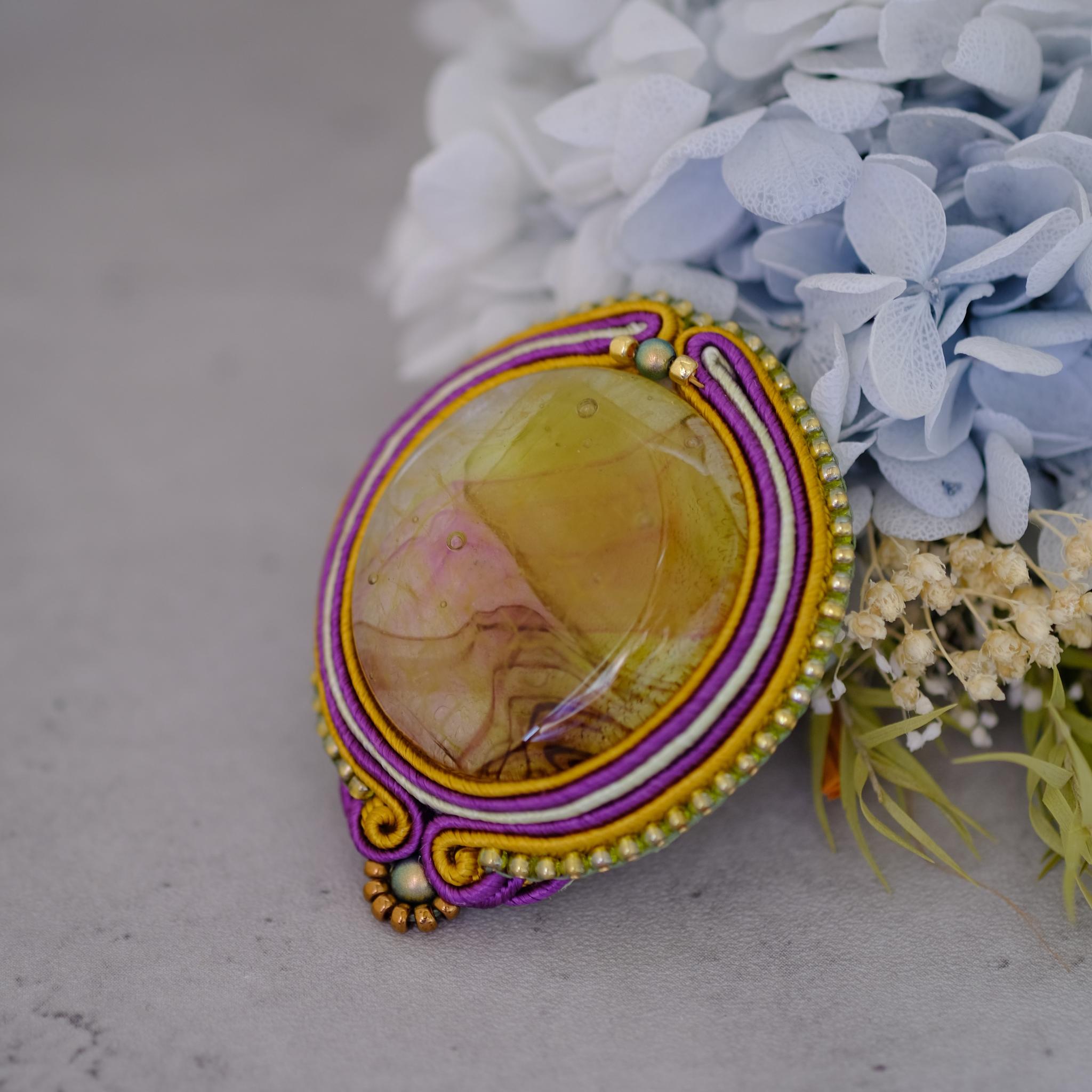 ルミエールブローチ　1点もの　ソウタシエ刺繍/ハンドメイドガラス | 2枚目