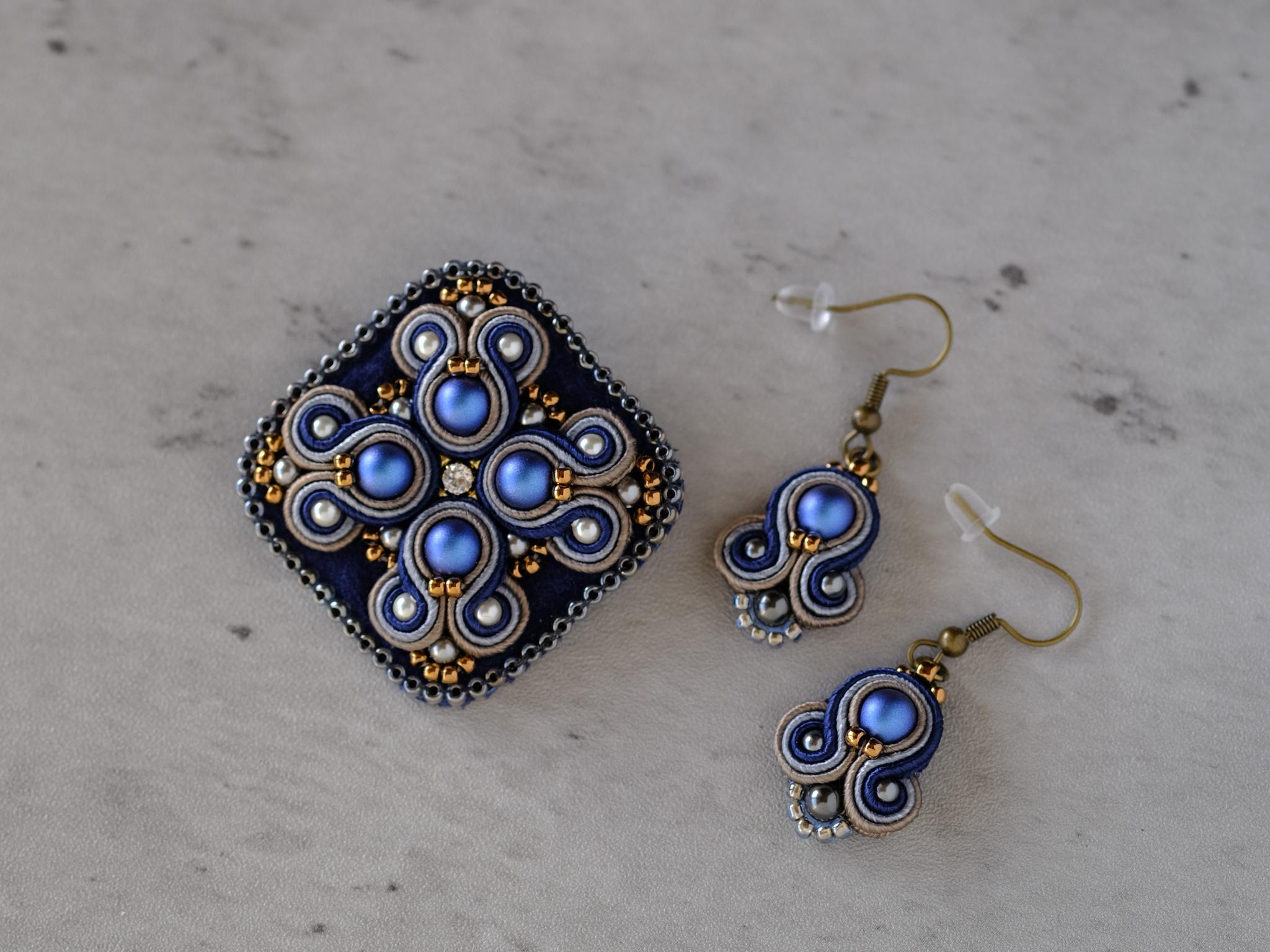 新色限定セット！秋色ネイビー まるしかくなブローチ耳飾りセット 送料無料/ソウタシエ刺繍/soutache