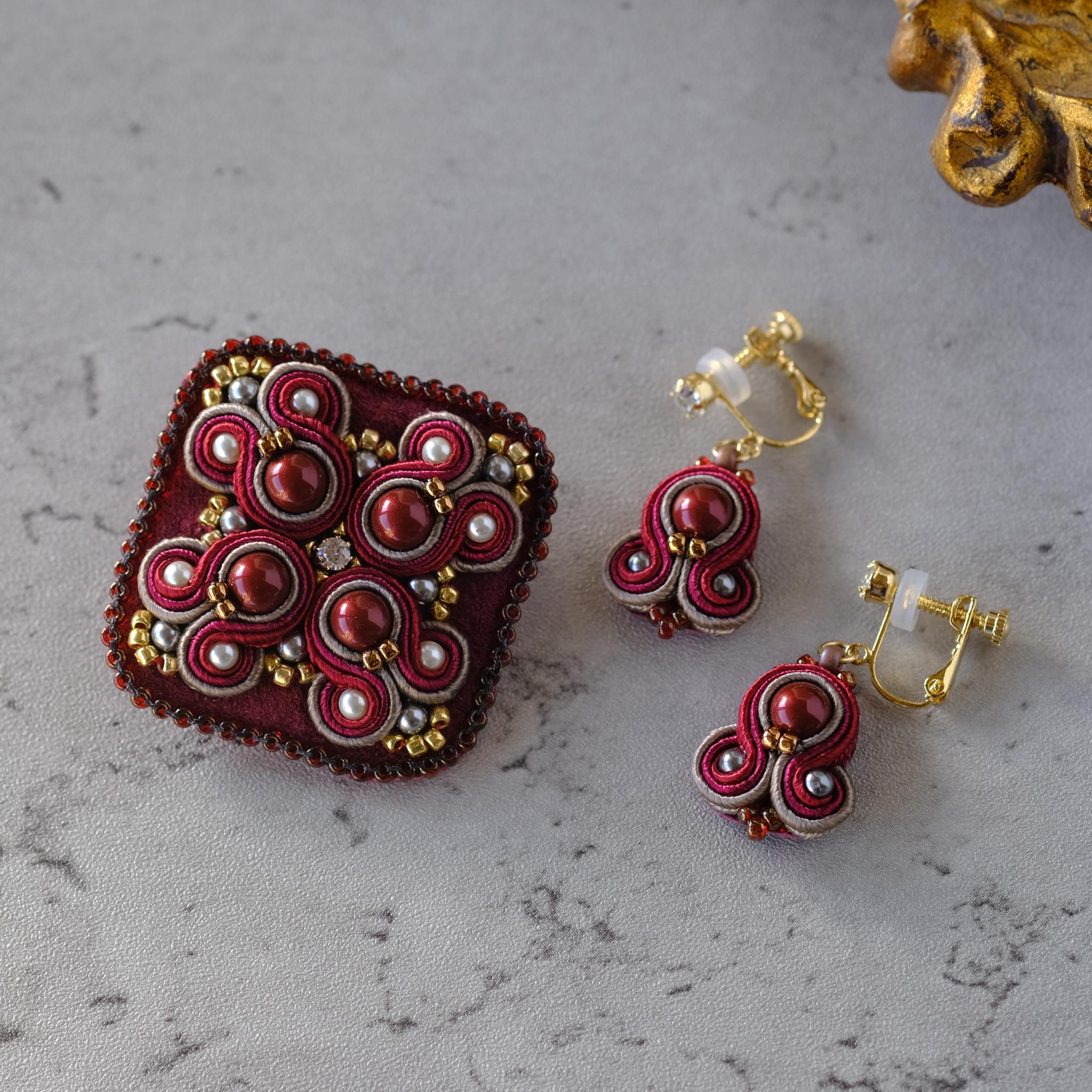 新色限定セット！秋色ボルドー まるしかくなブローチ耳飾りセット 送料無料/ソウタシエ刺繍/soutache | 1枚目