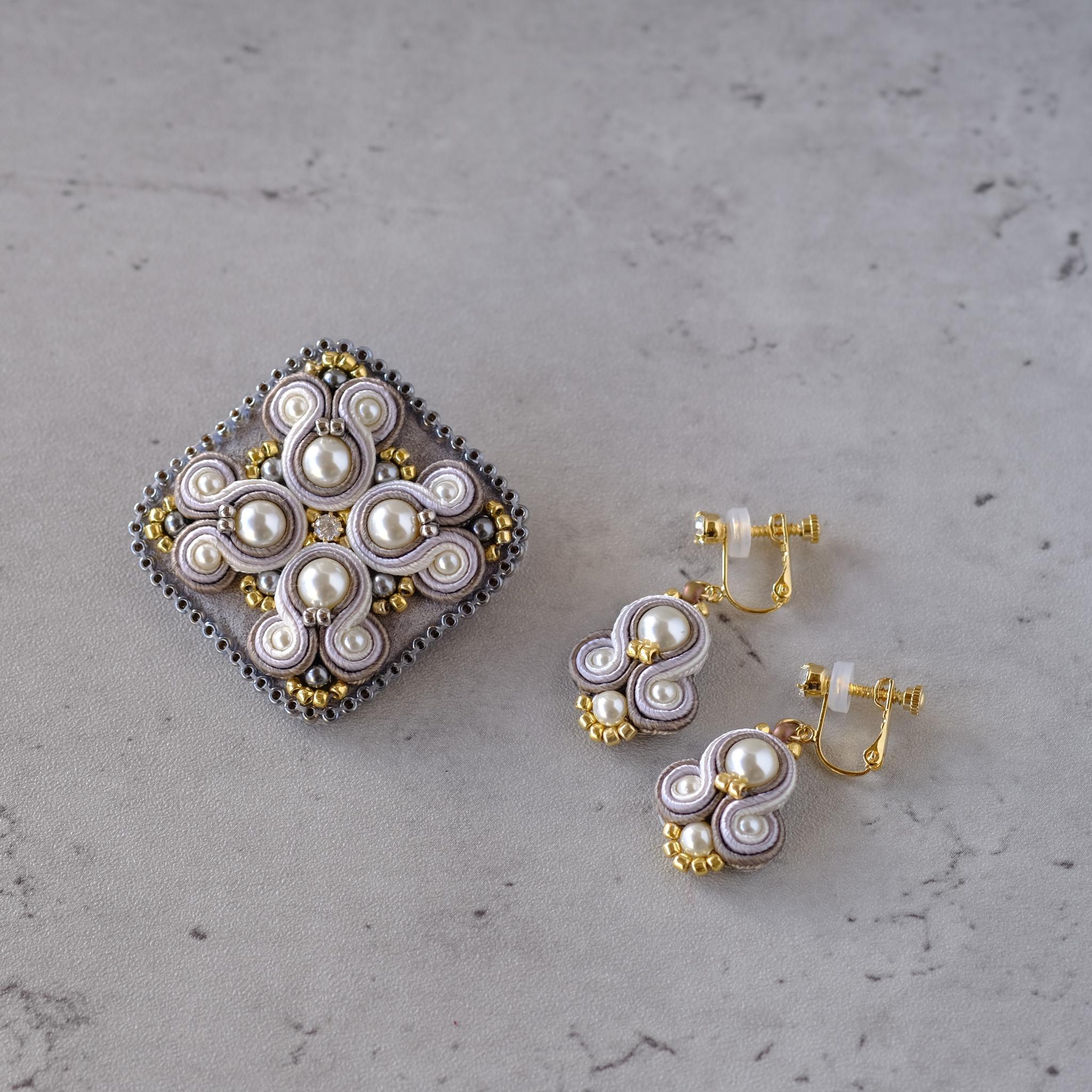 新色限定セット！秋色グレージュ まるしかくなブローチ耳飾りセット 送料無料/ソウタシエ刺繍/soutache